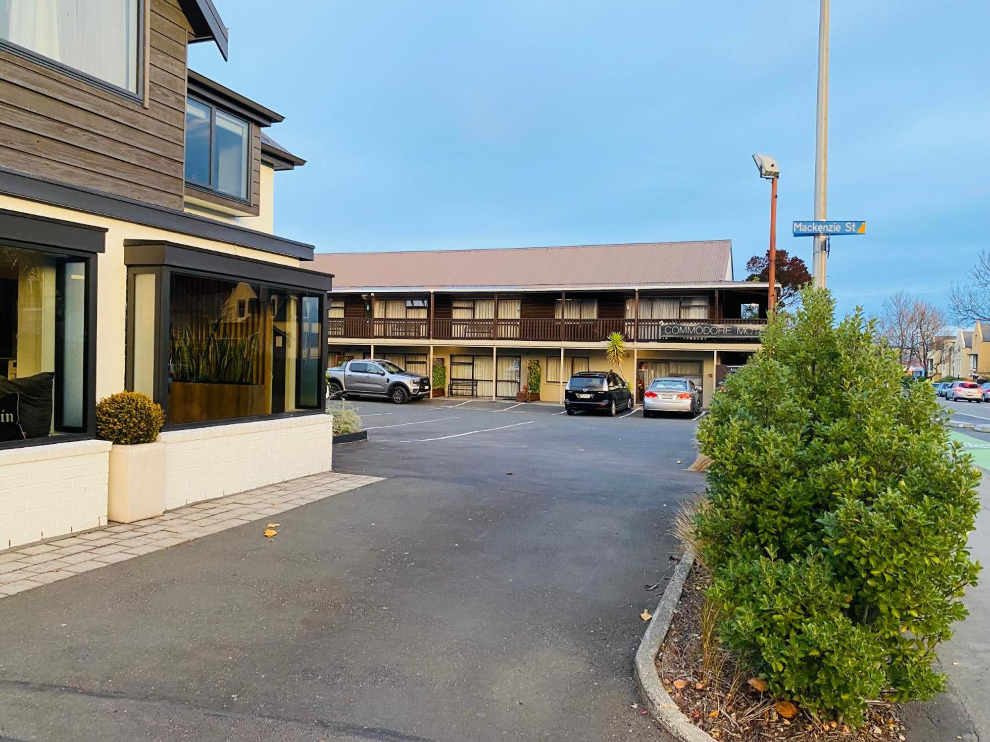 Commodore Motel Dunedin Exterior photo